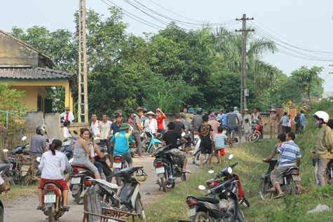 Đến khoảng 3h chiều, ở bên trong nhà máy vẫn nghe thấy những tiếng nổ nhỏ, người dân đứng xem ở trên đồi đã nháo nhào tháo chạy.